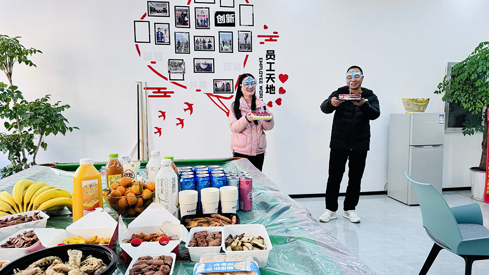 共慶生辰，攜手同行——boss與美女員工生日茶話(huà)會(huì)